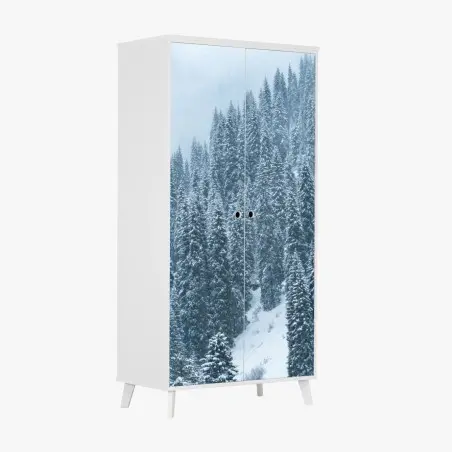 Pegatina para armario bosque de pinos nevados en montaña neblinosa – Pixers®