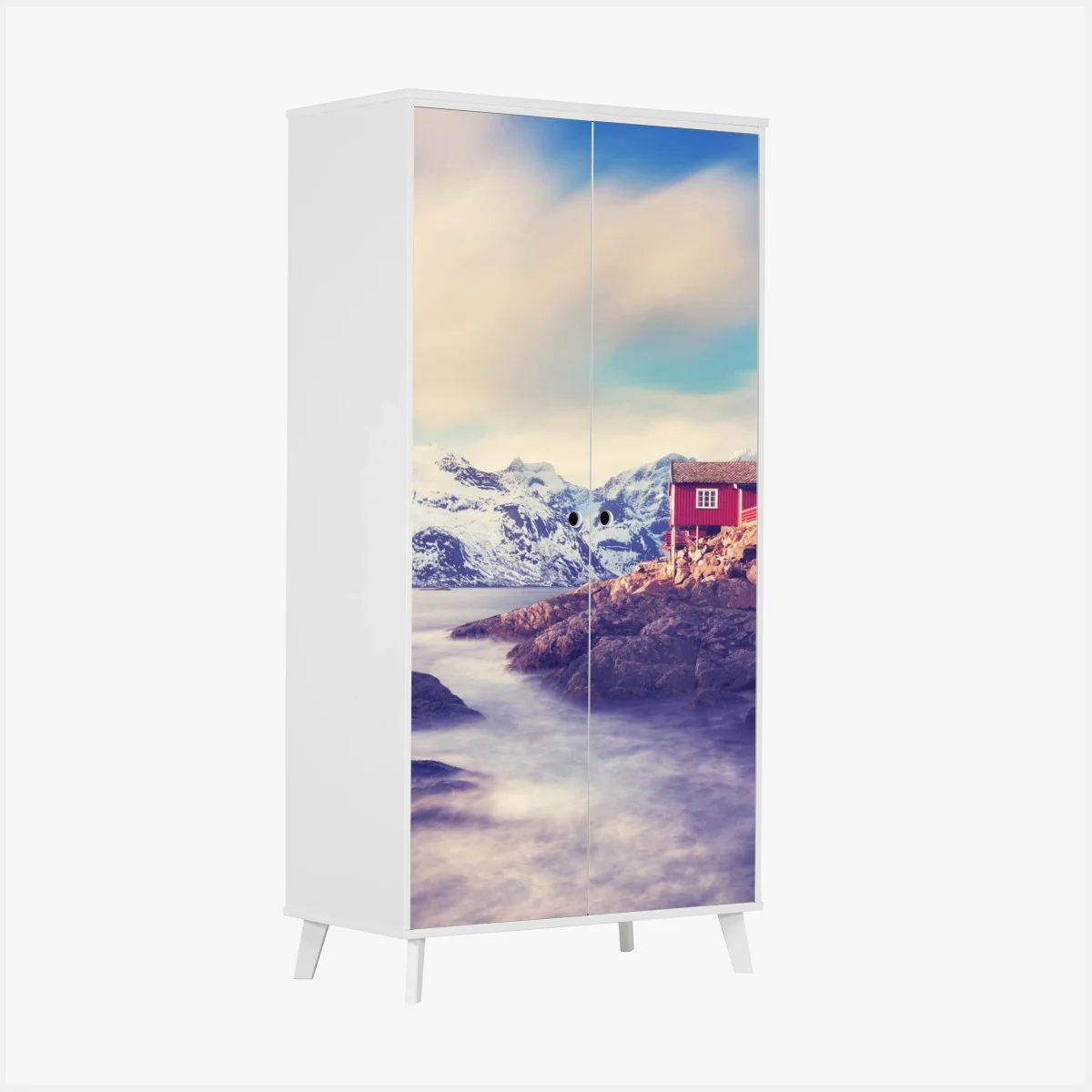 Pegatina para armario cabañas rojas junto al fiordo bajo montañas nevadas – Pixers® Pegatina para armario cabañas rojas junto al fiordo bajo montañas nevadas – Pixers®