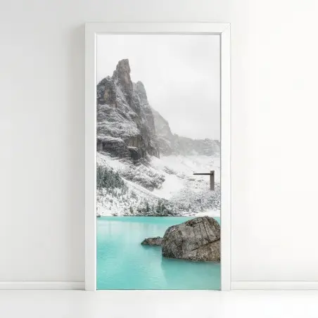 Pegatina para puerta lago alpino turquesa entre montañas nevadas – Pixers®
