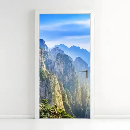 Pegatina para puerta paisaje de picos montañosos en niebla – Pixers®
