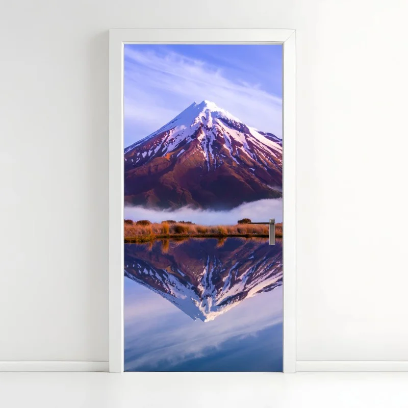 Pegatina para puerta montaña nevada reflejada en lago