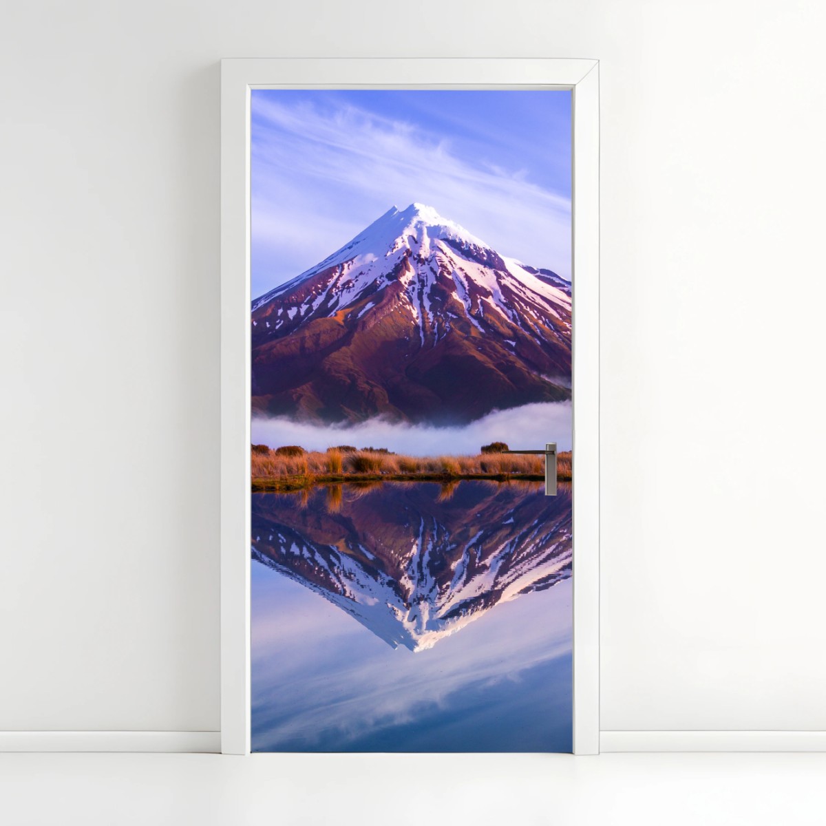 Pegatina para puerta montaña nevada reflejada en lago – Pixers®