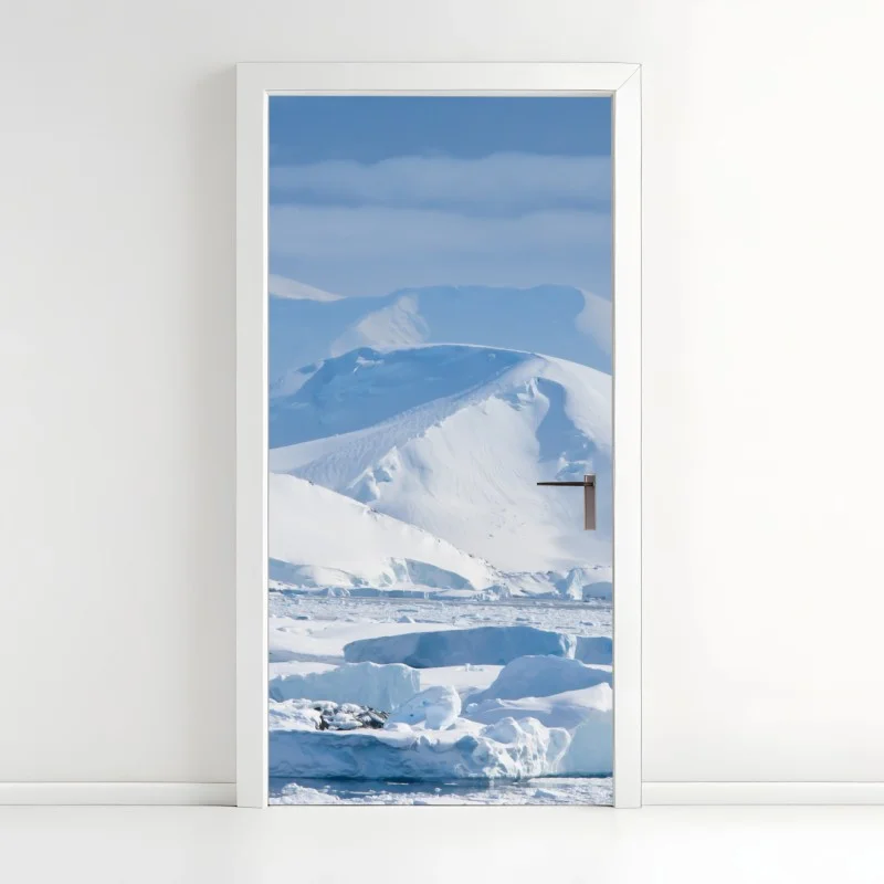 Pegatina para puerta serenidad polar: montañas nevadas y icebergs