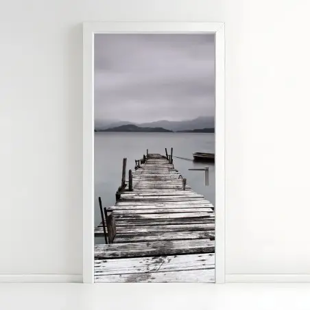 Pegatina para puerta muelle hacia el horizonte brumoso – Pixers®