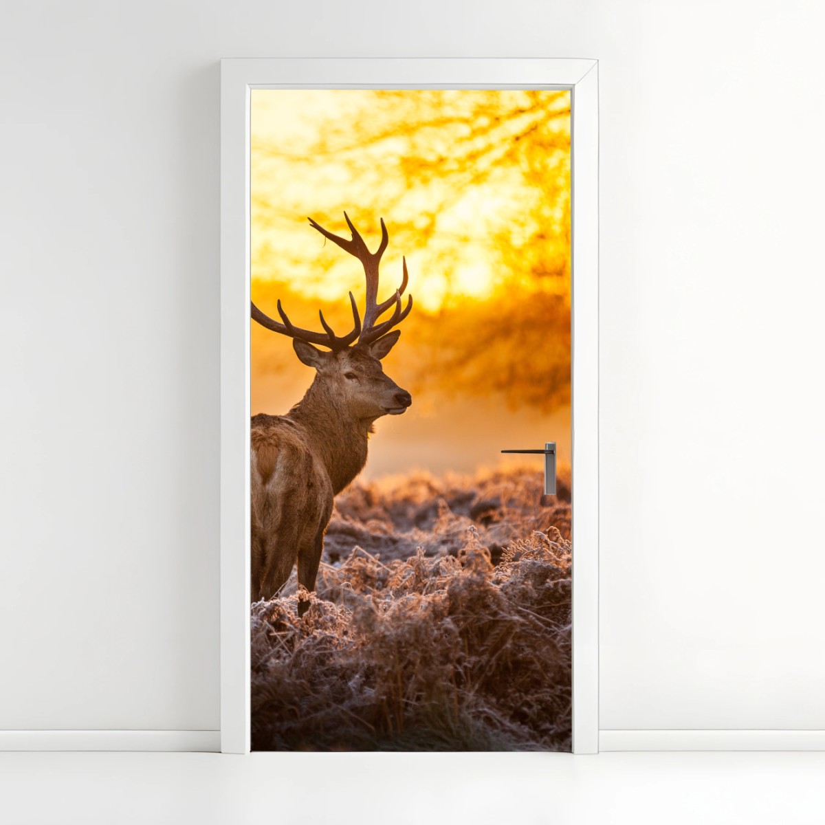 Pegatina para puerta ciervo al amanecer en paisaje helado – Pixers®