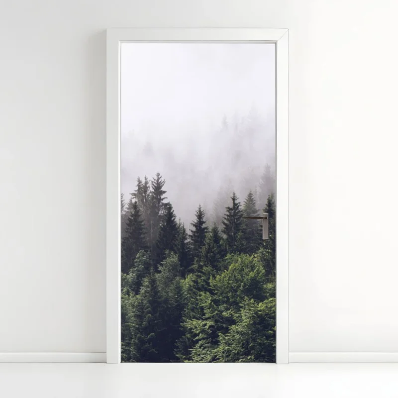 Pegatina para puerta bosque montañoso envuelto en niebla