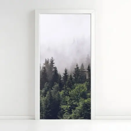 Pegatina para puerta bosque montañoso envuelto en niebla – Pixers®