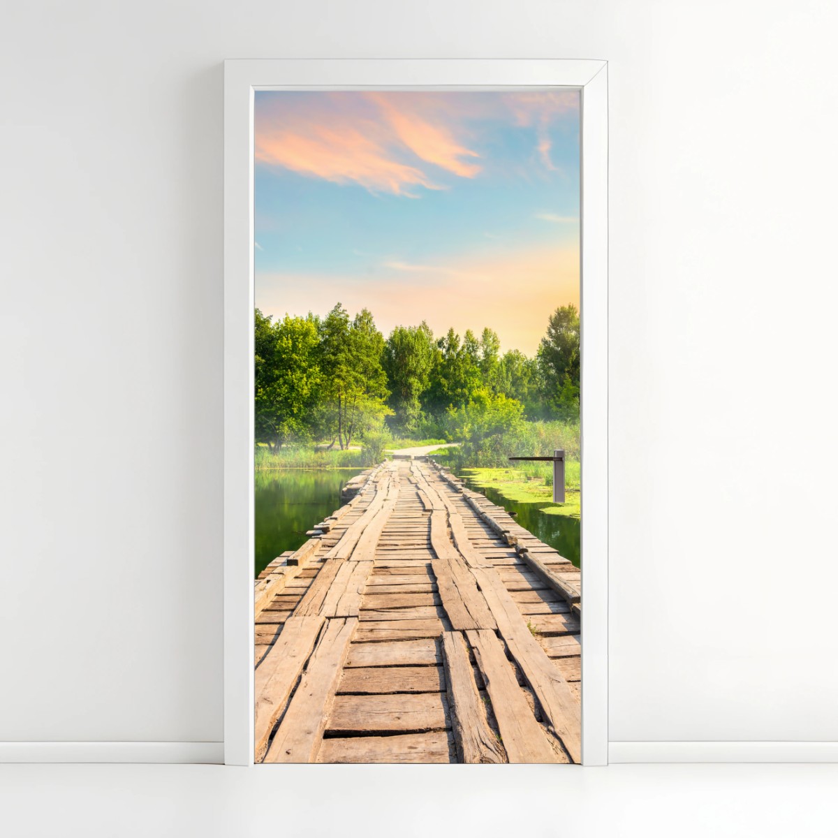 Pegatina para puerta puente rústico sobre lago al atardecer – Pixers®