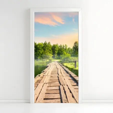 Pegatina para puerta puente rústico sobre lago al atardecer – Pixers®