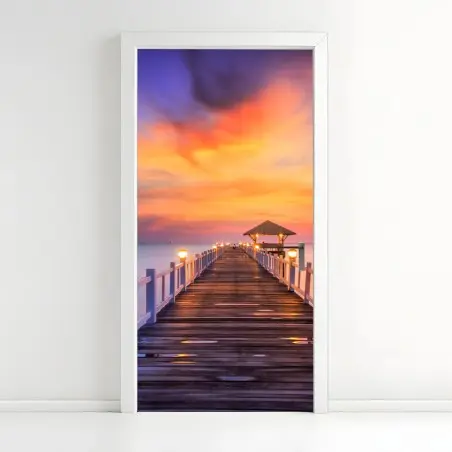 Pegatina para puerta muelle de madera al amanecer – Pixers®