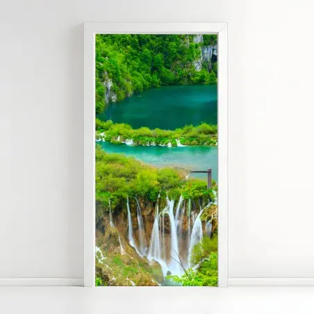 Pegatina para puerta lagos esmeralda y cascadas en bosque exuberante – Pixers®