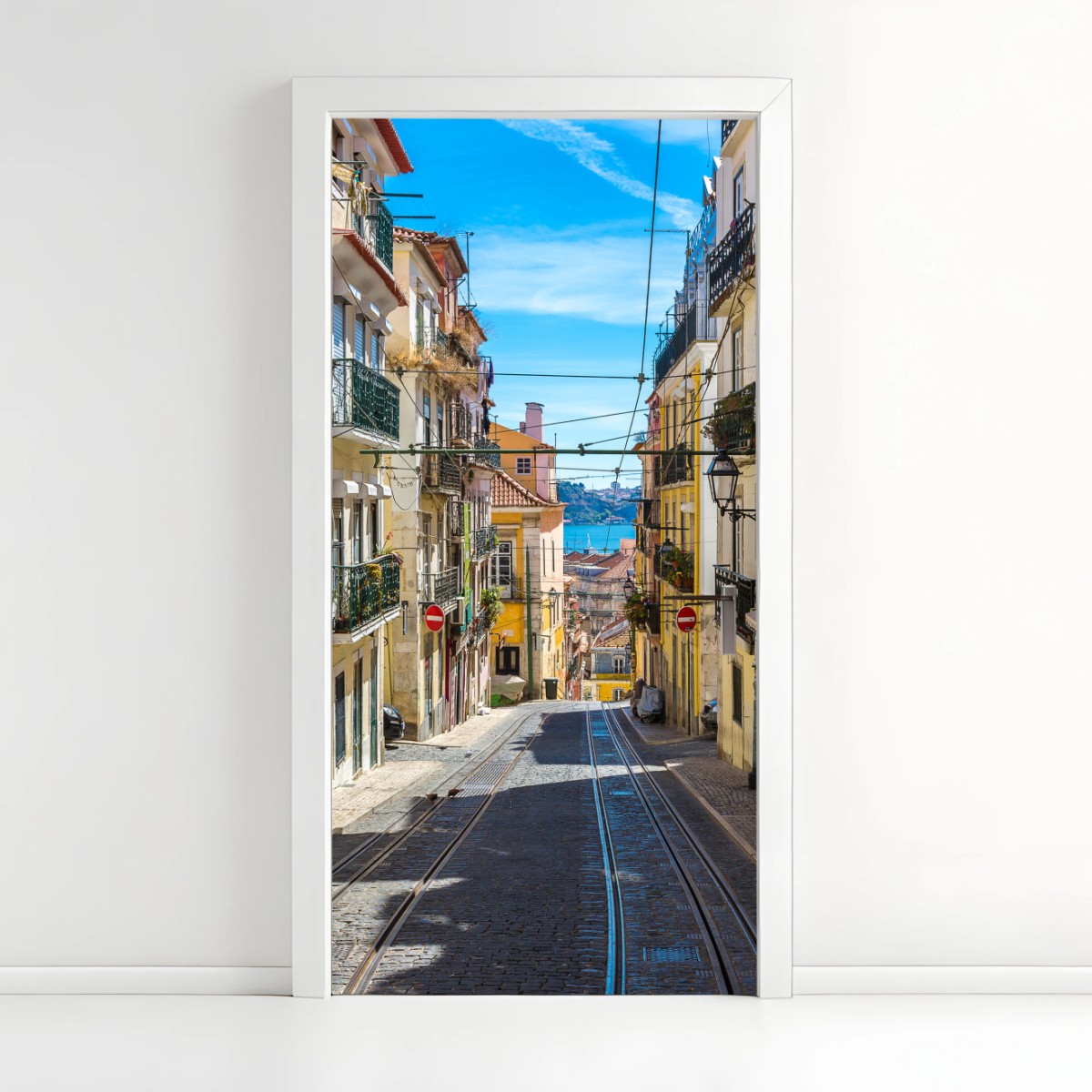 Pegatina para puerta calle empedrada de Lisboa bajo el sol – Pixers®