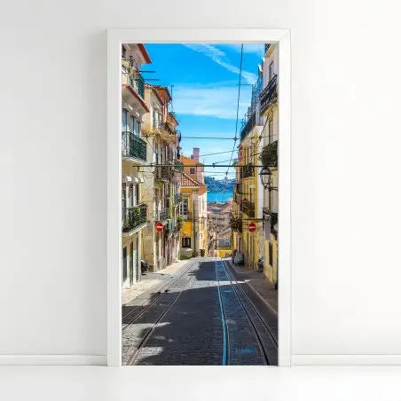 Pegatina para puerta calle empedrada de Lisboa bajo el sol – Pixers®