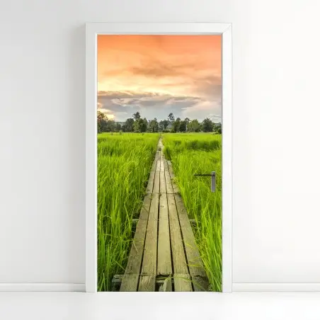 Pegatina para puerta sendero de madera centenario entre arrozales en Khonburi, Nakhon Ratchasima, Tailandia – Pixers®