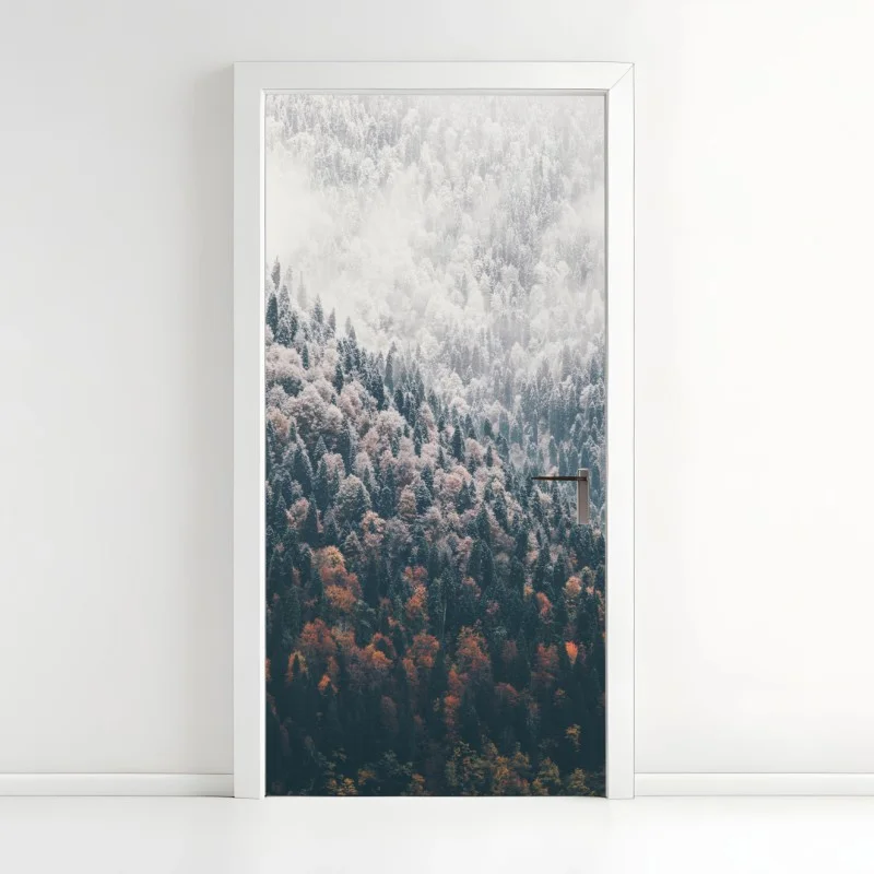 Pegatina para puerta bosque otoñal entre niebla y nieve