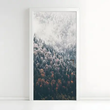 Pegatina para puerta bosque otoñal entre niebla y nieve – Pixers®