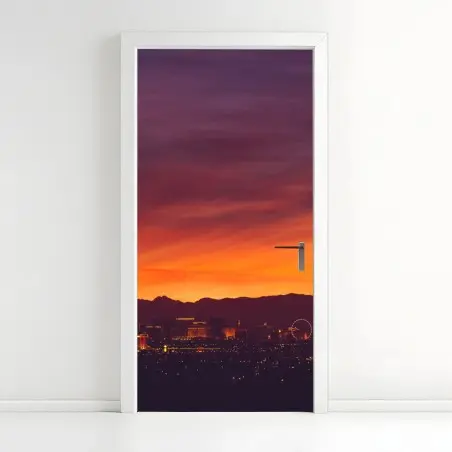Pegatina para puerta atardecer sobre Las Vegas en tonos vibrantes – Pixers®