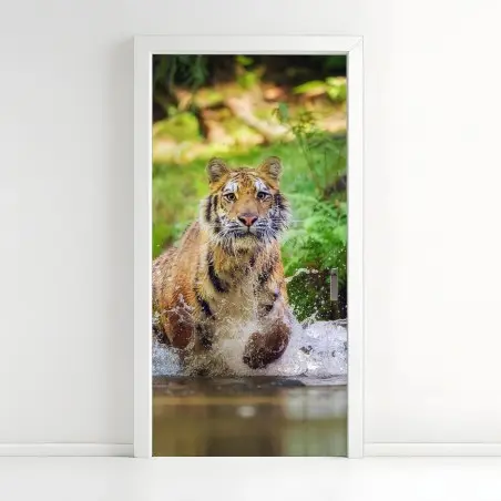Pegatina para puerta tigre en movimiento entre agua y bosque – Pixers®