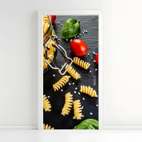 Pegatina para puerta escena mediterránea de pasta fusilli y tomates cherry – Pixers®