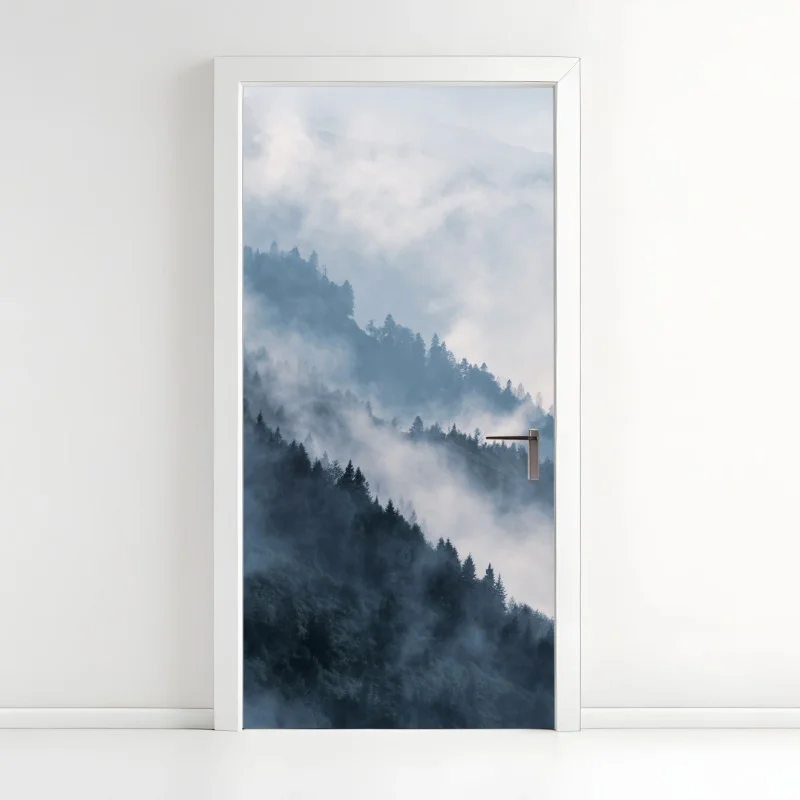 Pegatina para puerta siluetas de montañas entre la niebla
