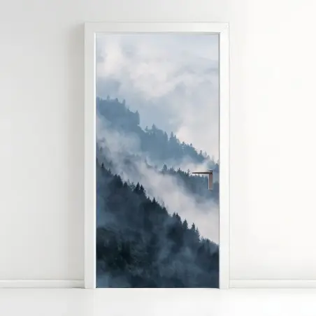 Pegatina para puerta siluetas de montañas entre la niebla – Pixers®