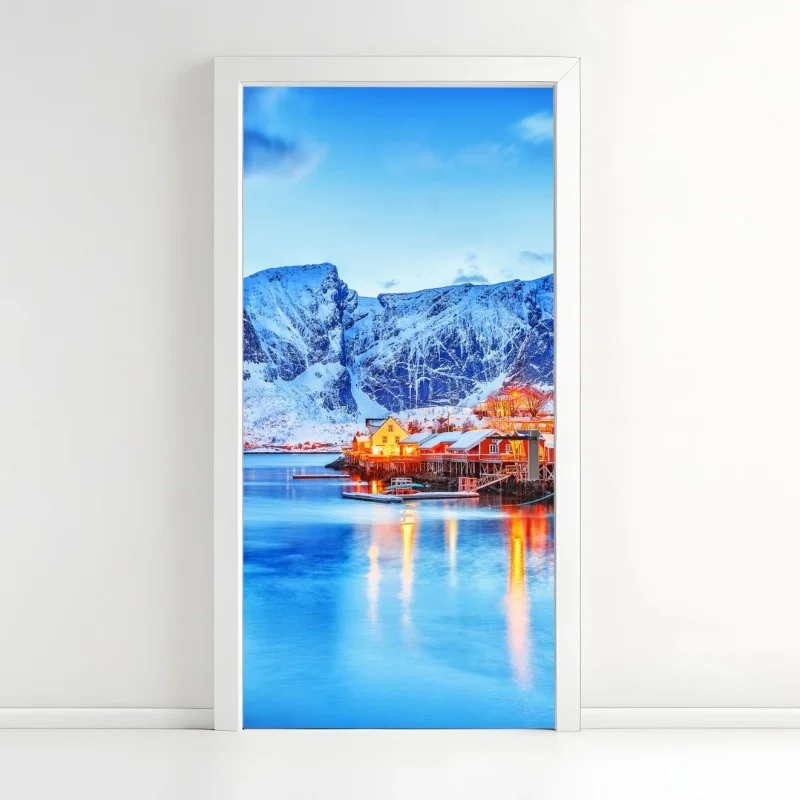Pegatina para puerta pueblo costero ártico bajo montañas nevadas