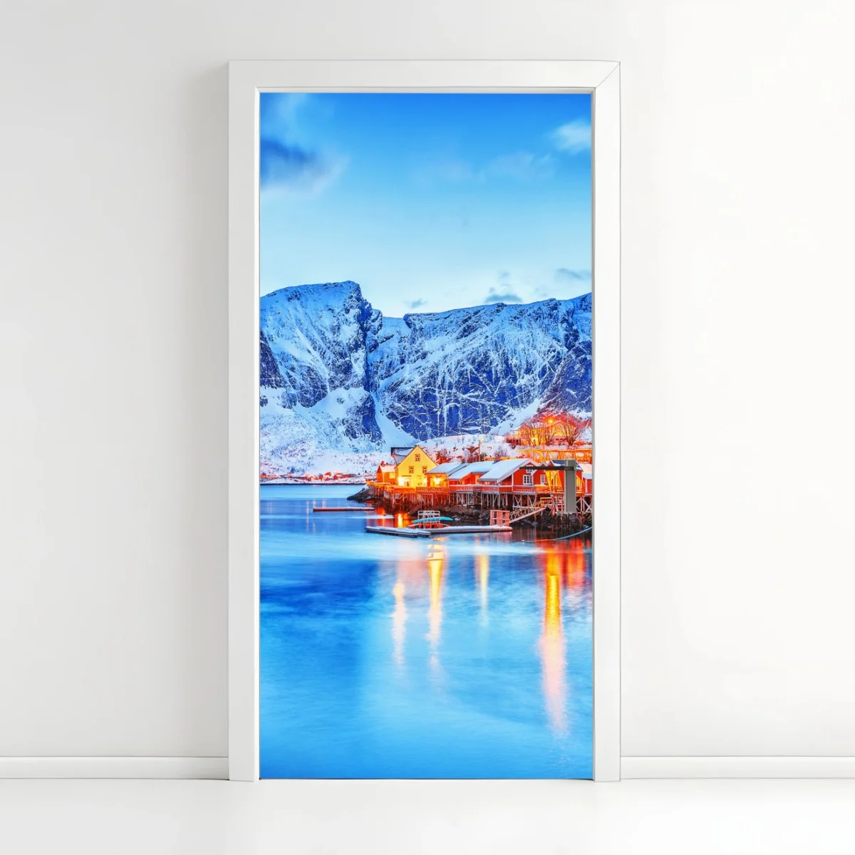 Pegatina para puerta pueblo costero ártico bajo montañas nevadas – Pixers® Pegatina para puerta pueblo costero ártico bajo montañas nevadas – Pixers®