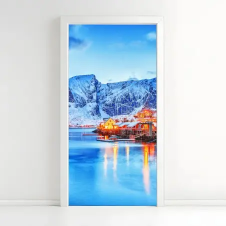 Pegatina para puerta pueblo costero ártico bajo montañas nevadas – Pixers®
