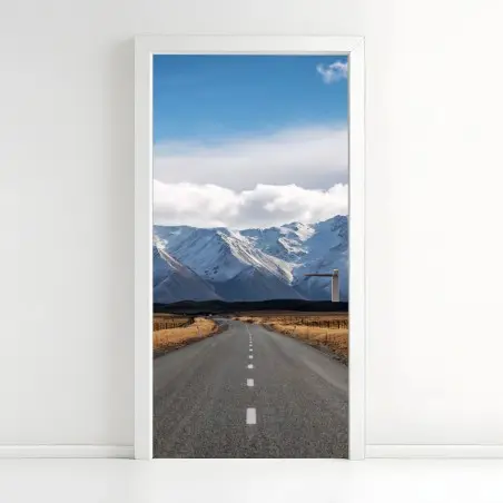 Pegatina para puerta carretera hacia montañas nevadas en Nueva Zelanda – Pixers®
