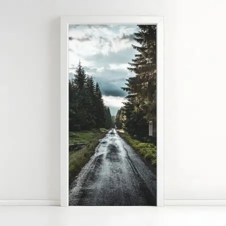 Pegatina para puerta camino lluvioso entre pinos al atardecer – Pixers®