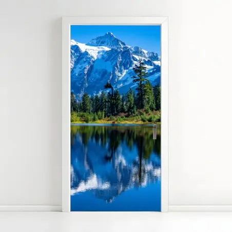 Pegatina para puerta reflejo de montaña nevada en lago sereno – Pixers®