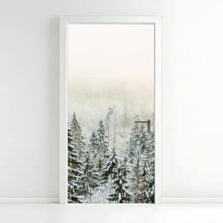 Pegatina para puerta bosque nevado entre niebla invernal – Pixers®