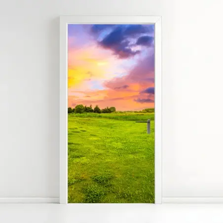 Pegatina para puerta paisaje de pradera al atardecer con cielo colorido – Pixers®