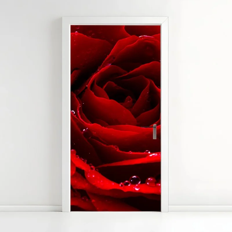 Pegatina para puerta rosa roja en primer plano con gotas de rocío
