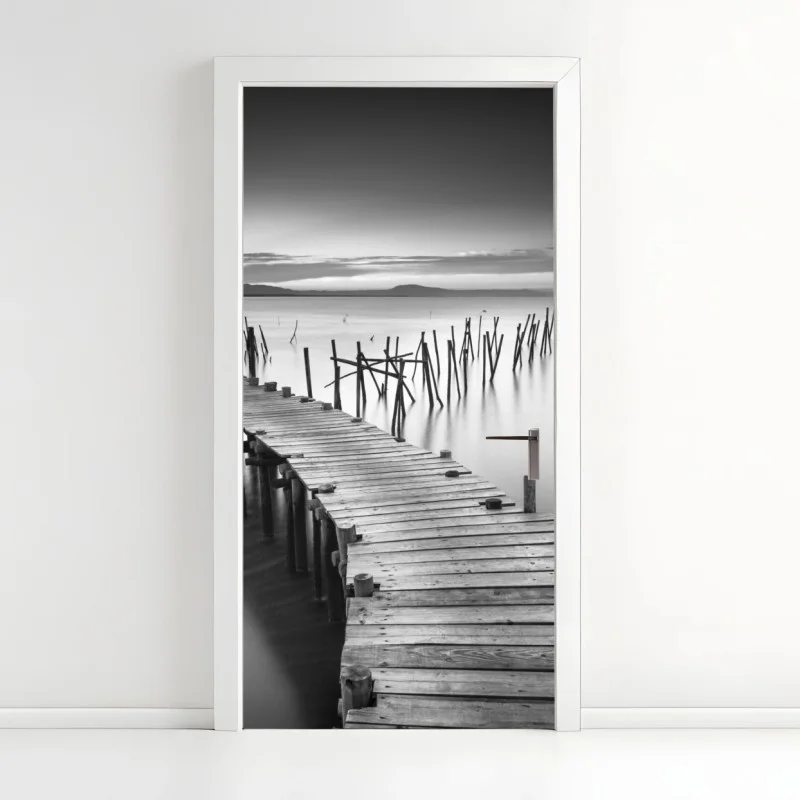 Pegatina para puerta muelle antiguo sobre aguas serenas en blanco y negro