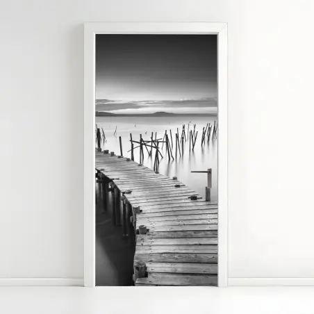 Pegatina para puerta muelle antiguo sobre aguas serenas en blanco y negro – Pixers®