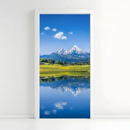 Pegatina para puerta paisaje alpino con lago y reflejo – Pixers®
