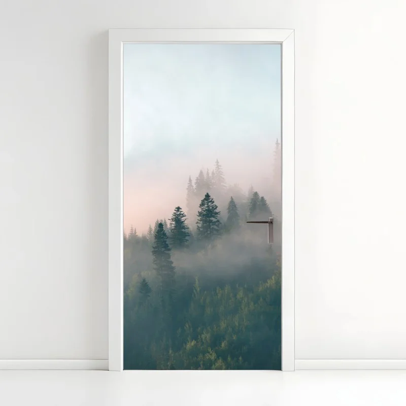 Pegatina para puerta bosque envuelto en niebla al amanecer