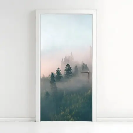 Pegatina para puerta bosque envuelto en niebla al amanecer – Pixers®