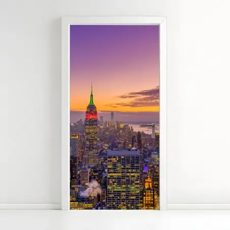 Pegatina para puerta skyline iluminado de Nueva York al atardecer – Pixers®