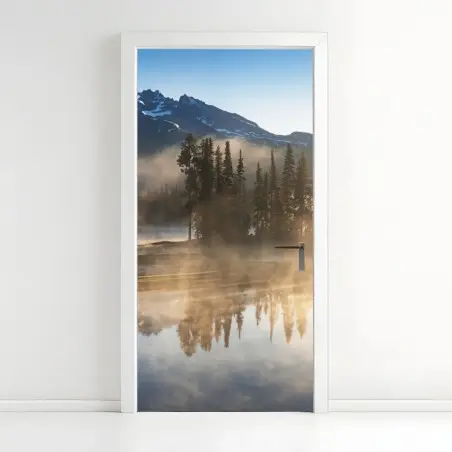 Pegatina para puerta amanecer sereno en lago de montaña con reflejos – Pixers®