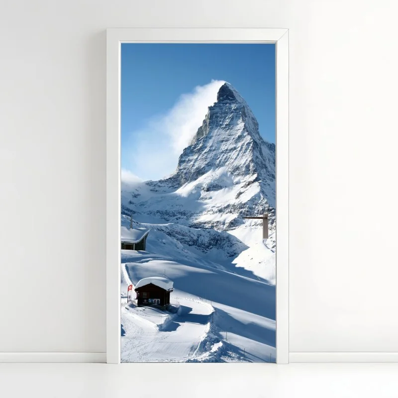 Pegatina para puerta paisaje alpino nevado con pico majestuoso