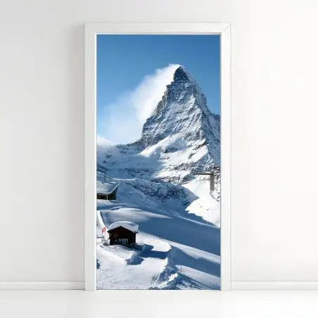 Pegatina para puerta paisaje alpino nevado con pico majestuoso – Pixers®