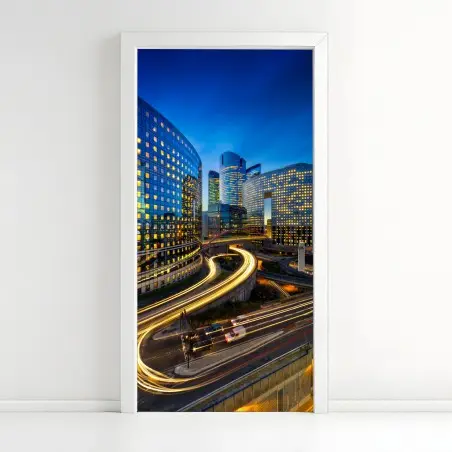 Pegatina para puerta estelas de luz sobre la ciudad moderna – Pixers®