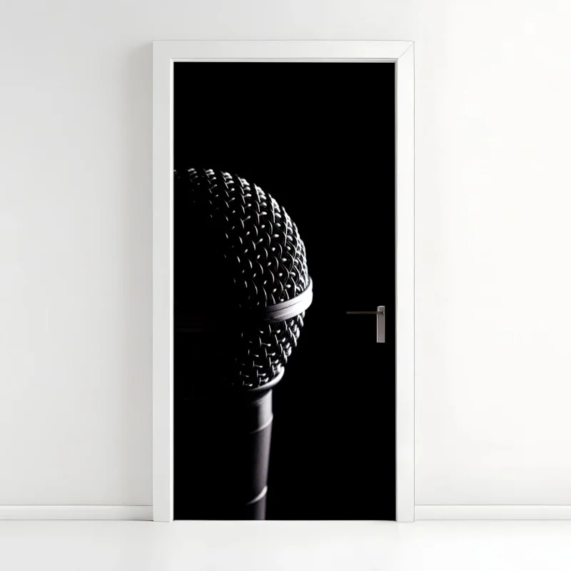 Pegatina para puerta micrófono en primer plano con iluminación dramática