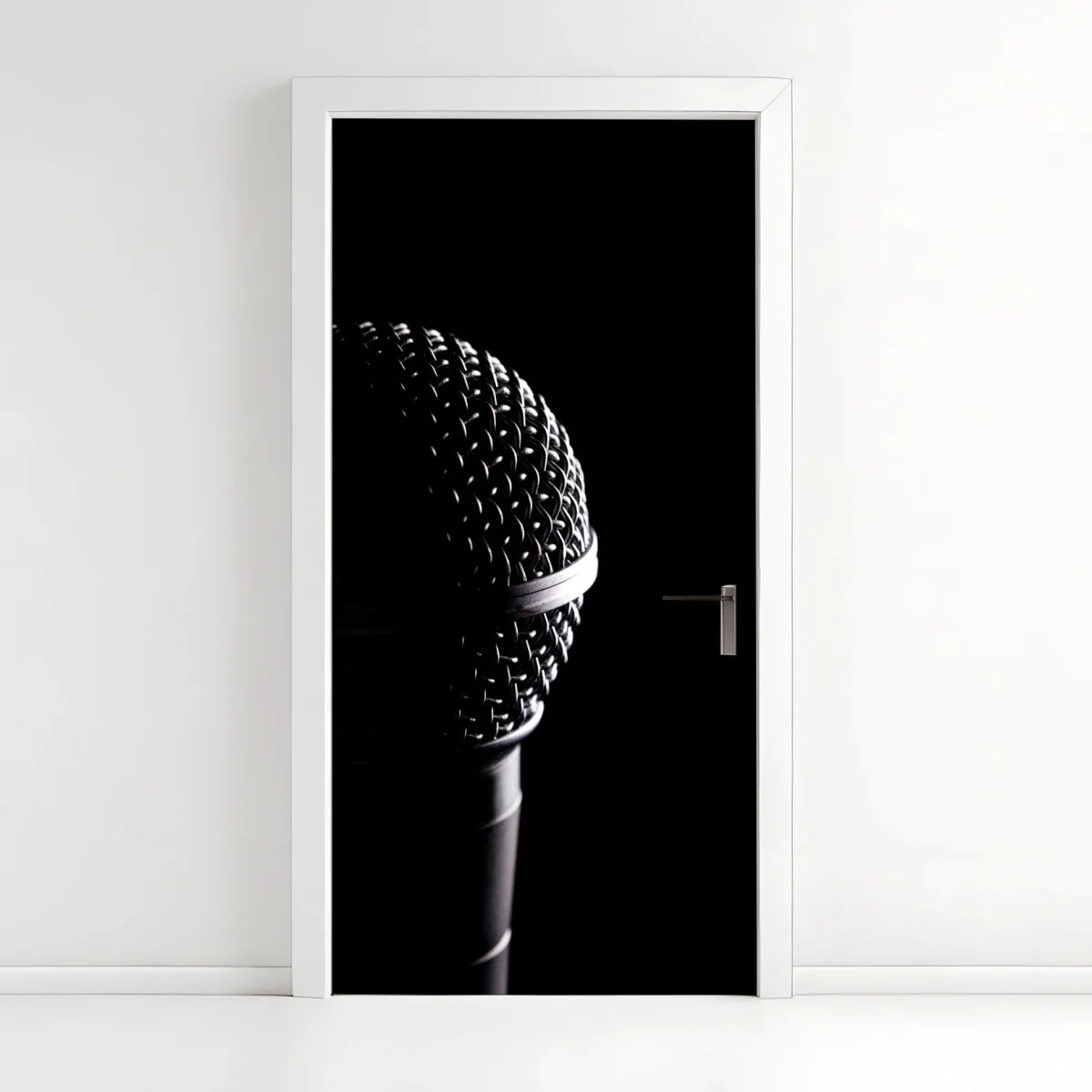 Pegatina para puerta micrófono en primer plano con iluminación dramática – Pixers® Pegatina para puerta micrófono en primer plano con iluminación dramática – Pixers®