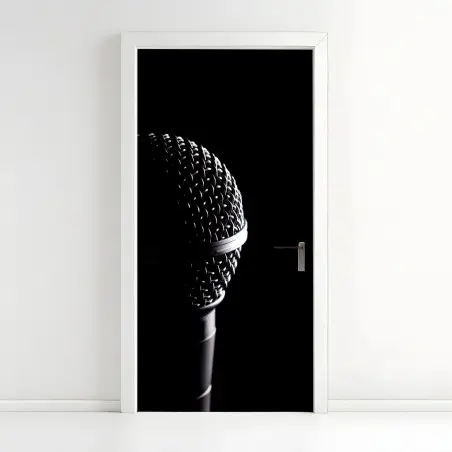 Pegatina para puerta micrófono en primer plano con iluminación dramática – Pixers®