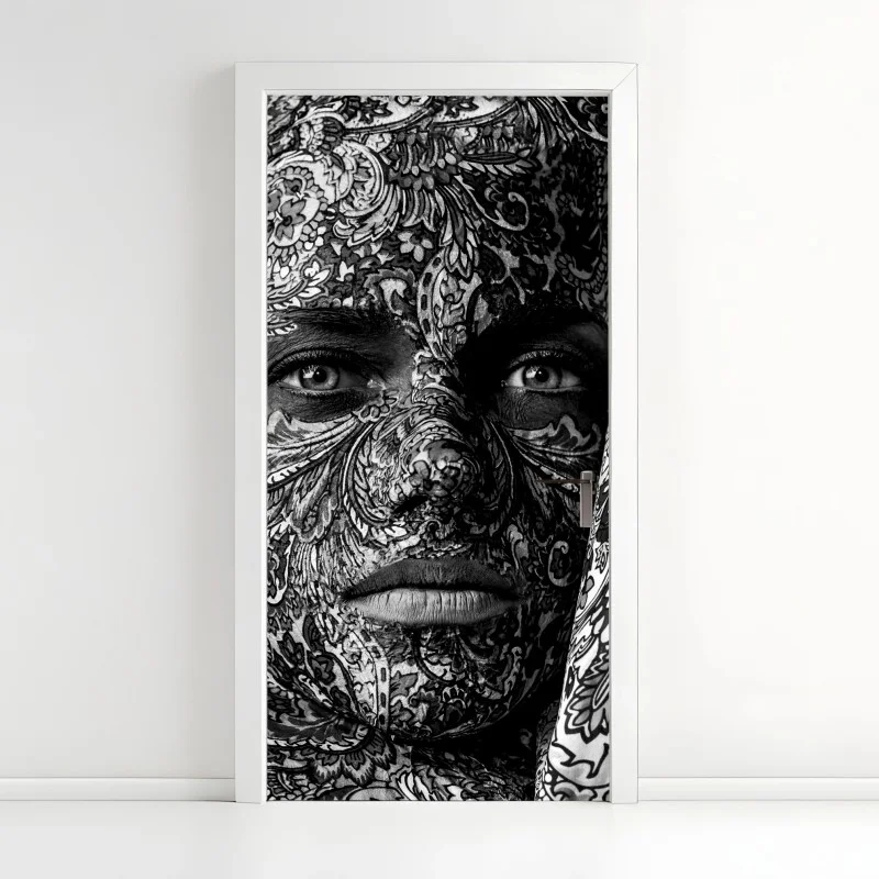 Pegatina para puerta rostro cubierto de motivos florales en blanco y negro