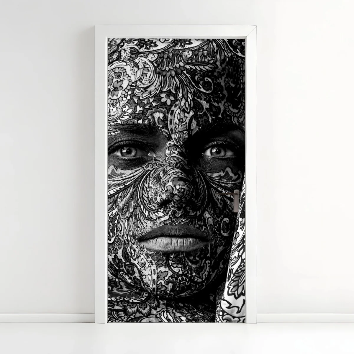 Pegatina para puerta rostro cubierto de motivos florales en blanco y negro – Pixers® Pegatina para puerta rostro cubierto de motivos florales en blanco y negro – Pixers®