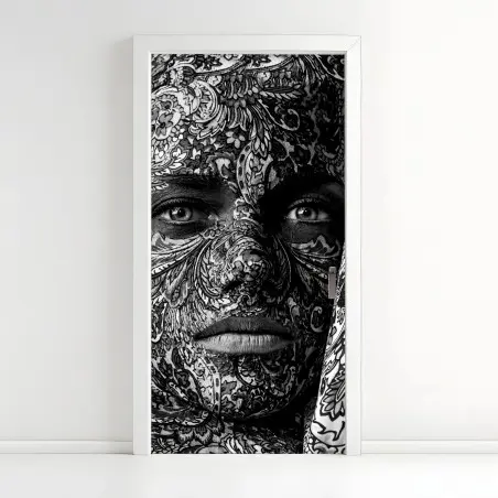 Pegatina para puerta rostro cubierto de motivos florales en blanco y negro – Pixers®